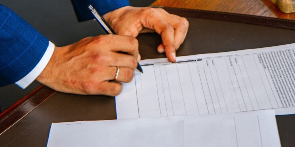 Une personne qui est en train de signer un document